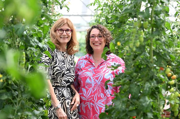 Franziska Trappe, r., und Hannelore B&ouml;hnke Bruns