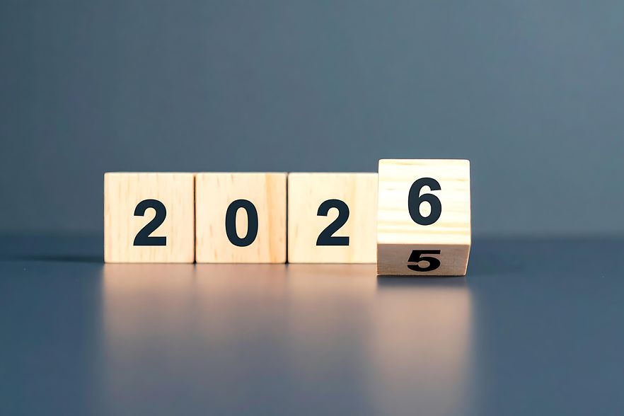 W&uuml;rfel mit der Aufschrift 2025, der W&uuml;rfel mit der Aufschrift 5 wechselt zu 6