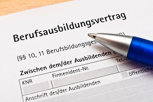 Berufsausbildungsvertrag mit Stift zur Unterschrift bereitliegend