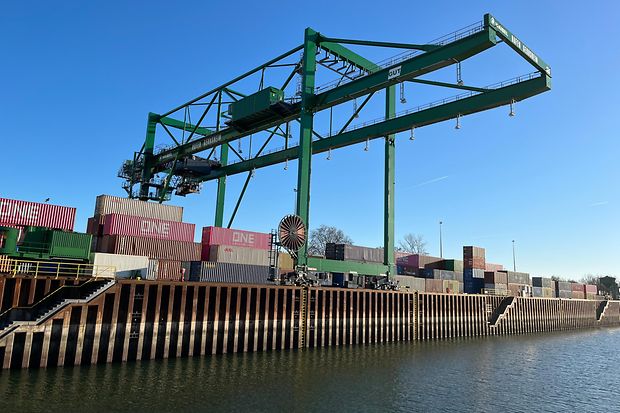 Containerstapel am Gernsheimer Hafen 
