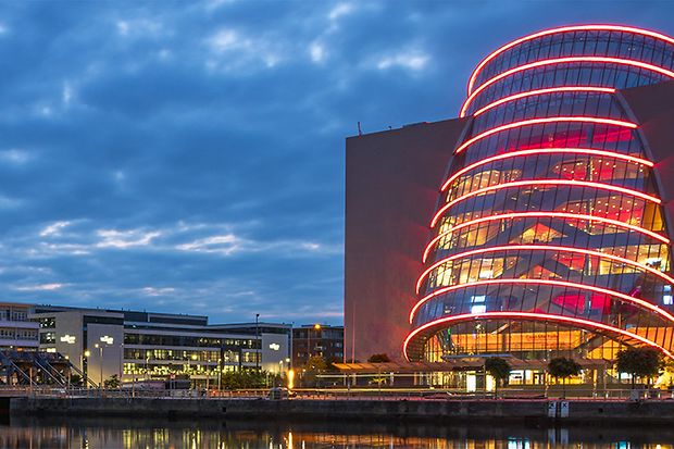 Skyline von Dublin bei Nacht