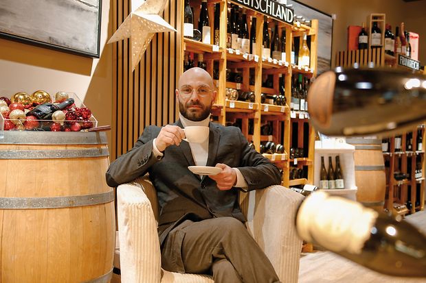 Francesco Crupano beim Kaffee trinken