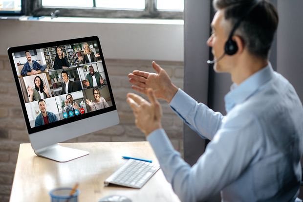 Videokonferenz mit mehreren Teilnehmenden am PC.