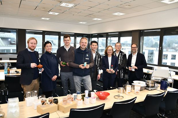 Delegationstreffen mit G&auml;sten aus Japan, Austausch von Produkten in Seminarraum
