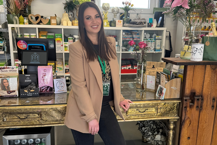 Junge Frau vor Ladenkasse in ihrem Concept Store