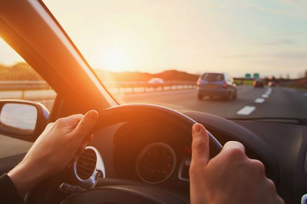Fahrt auf der Autobahn bei Sonnenlicht aus Fahrerperspektive