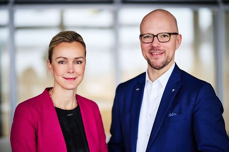 Zu sehen sind Manja Schreiner und Sebastian Stietzel.