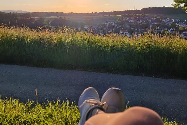 Beim Gehirn-Gassi-Gehen durch Wald und Wiesen l&auml;dt Linda Luk ihre Energie neu auf.