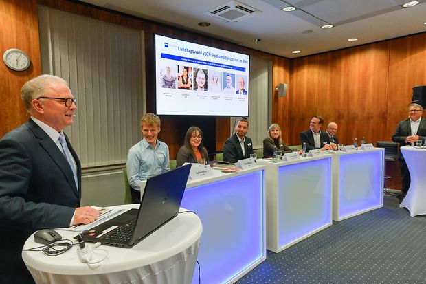Die Landtagskandidaten bei der Podiumsdiskussion mit Manfred Schnabel in Heidelberg.