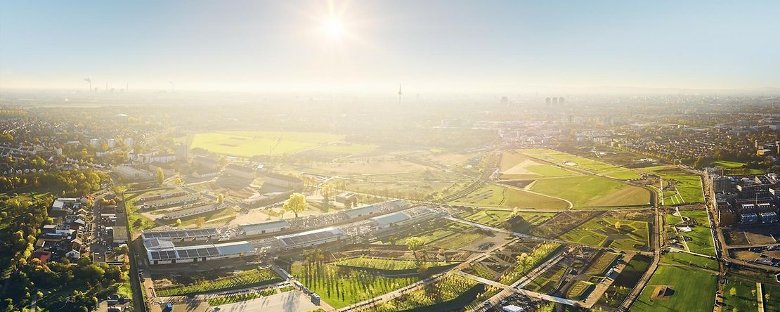 Luftbild des Stadtteils Spinelli mit der &bdquo;U-Halle&ldquo; im Zentrum 