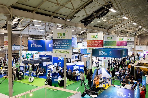 Messestand mit Besuchern auf der Transport Research Arena, europ&auml;ische Mobilit&auml;tsmesse.