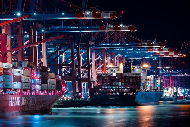 Containerschiffe w&auml;hrend der Abfertigung im Hamburger Hafen.