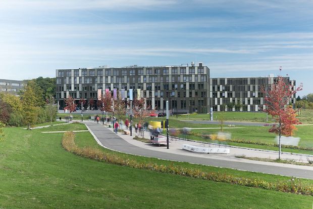 Hochschule Bielefeld (HSBI), Campus mit moderner Architektur und Gr&uuml;nfl&auml;chen.