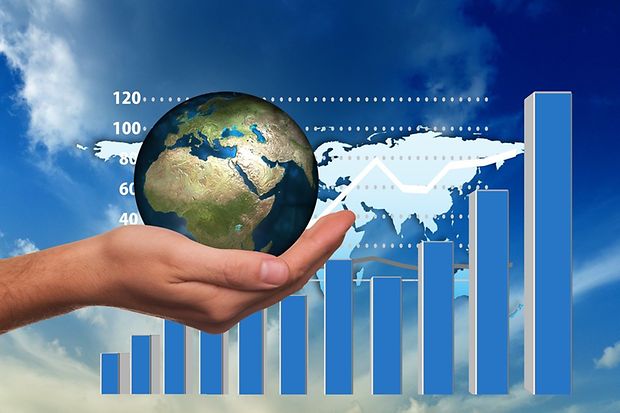 Eine Hand h&auml;lt einen Globus und im Hintergrund wird eine Statistik grafisch dargestellt.