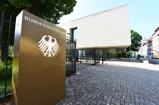 Eingang des Bundesgerichtshofs mit Schild und Bundesadler