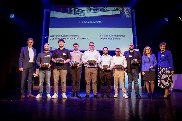 Auszeichnung der besten Meister auf B&uuml;hne, Personen halten Geschenke.