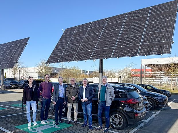 Parkplatz mit Solarpanelen