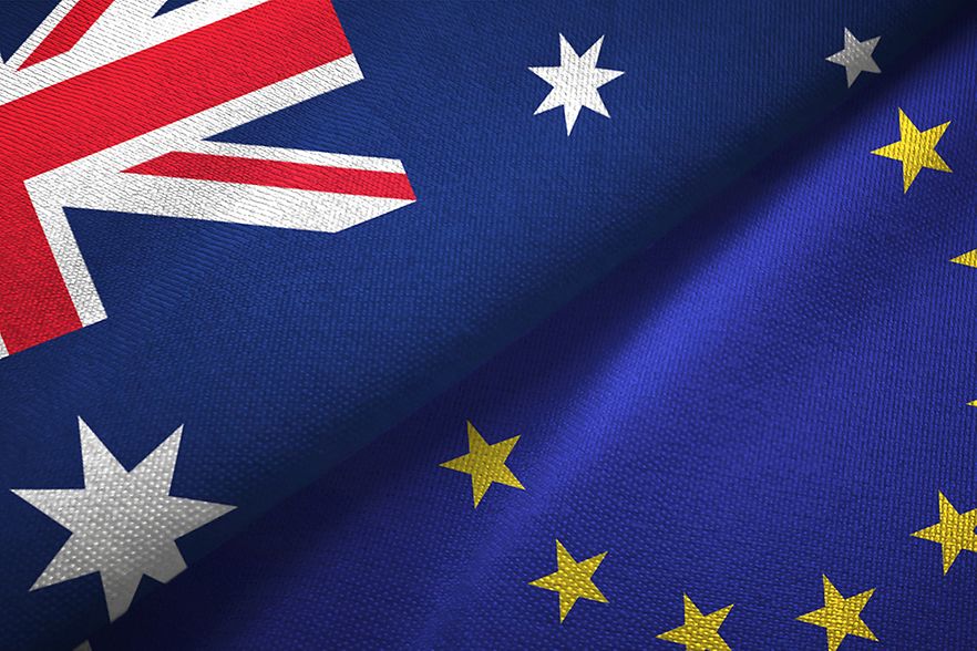 Flagge Australien neben Flagge EU