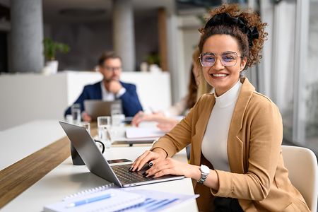 Eine Frau arbeitet an einem Computer