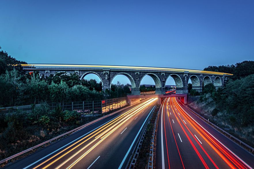 Autobahnbr&uuml;cke in der D&auml;mmerung mit Licheffekten
