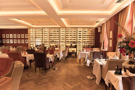 Blick in den Innenraum des Restaurants des Hotels