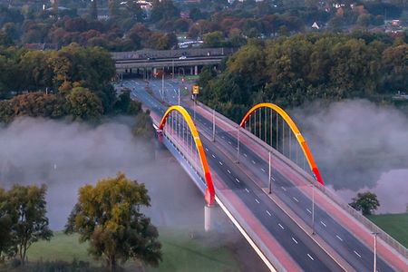 Man sieht einen lilafarbenen Sonnenuntergang &uuml;ber der Stadt Duisburg. 