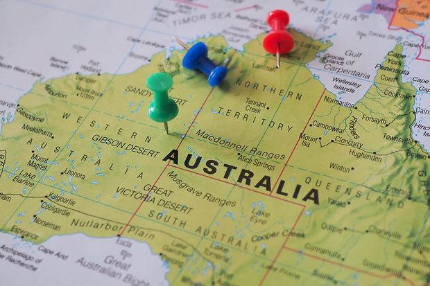Landkarte von Australien mit farbigen Stecknadeln markiert