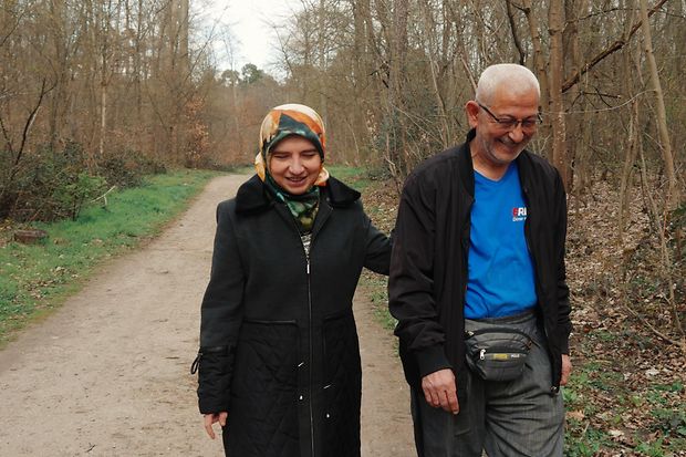 Fatma Erdem und ihr Mann Mehmet unterwegs im K&auml;fertaler Wald.