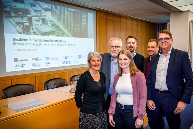Teilnehmende vor Pr&auml;sentation zur Elektronikbeschaffung bei IHK-Veranstaltung