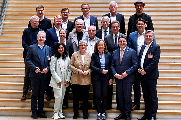 Gruppenfoto mit Abgeordneten auf einer breiten Treppe im Geb&auml;ude