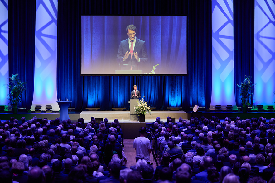 Hendrik W&uuml;st spricht vor gro&szlig;em Publikum beim Unternehmertag OWL
