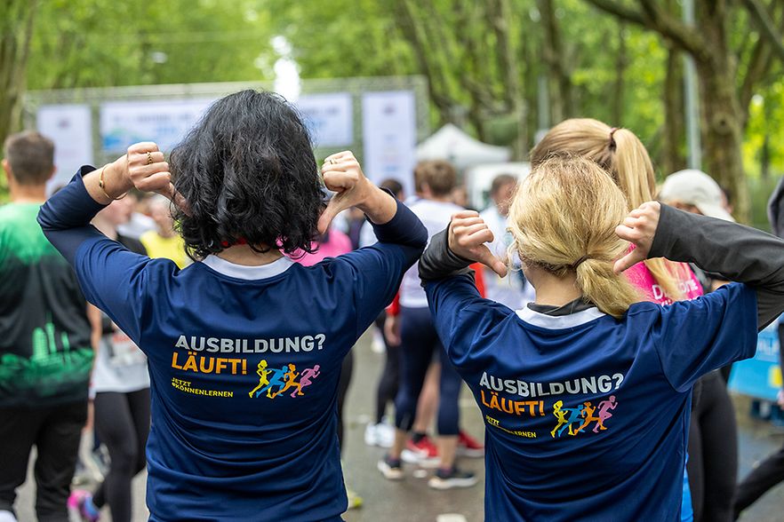 Zwei L&auml;uferinnen mit IHK Trickot von hinten