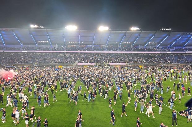 Fans feiern Aufstieg des SC Paderborn auf Spielfeld
