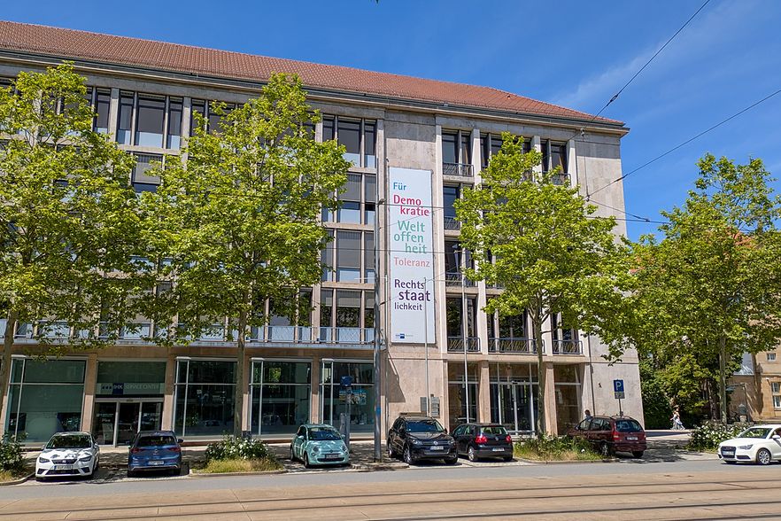 Fassade eines Hauses mit Autos davor