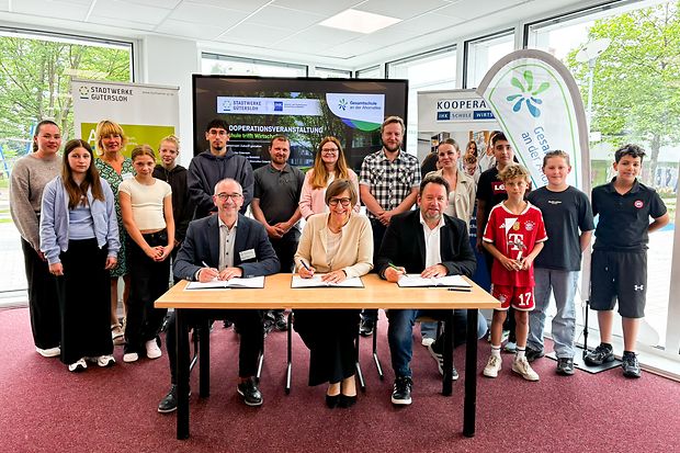 Gruppenfoto bei Unterzeichnung einer Schul- und Unternehmenskooperation
