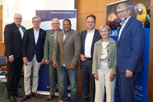 Gruppenfoto von sieben Teilnehmenden einer Wirtschaftsveranstaltung