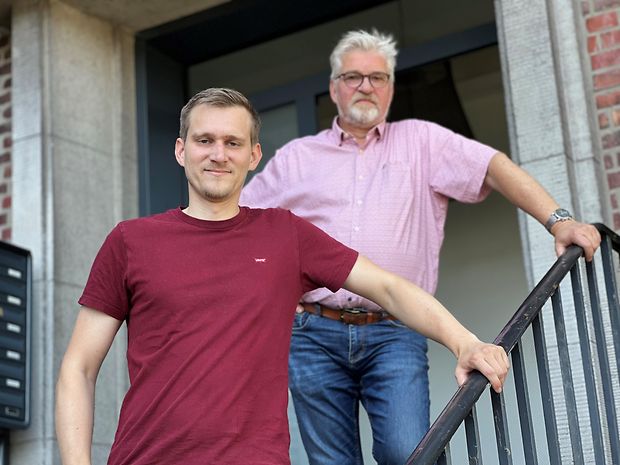 Zwei Männer stehen auf einer Treppe