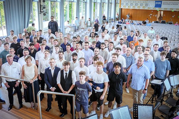 Gruppenfoto von Auszubildenden , Pr&uuml;fern und Ausbildern bei einer IHK-Veranstaltung