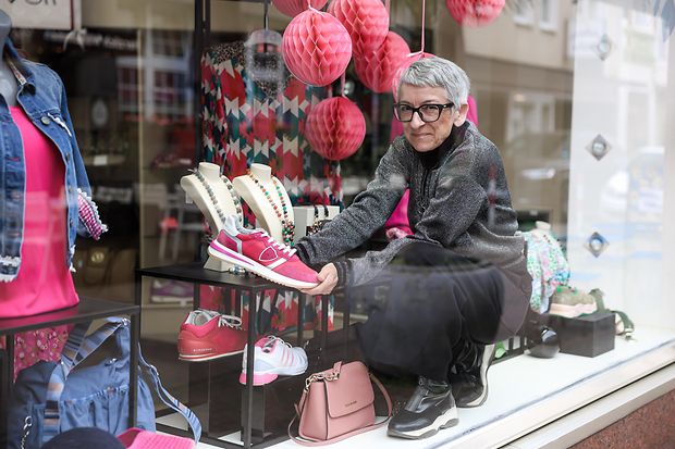 Schaufenster des Gesch&auml;fts Wundervoll, im Schaufenster: Karin Wahl