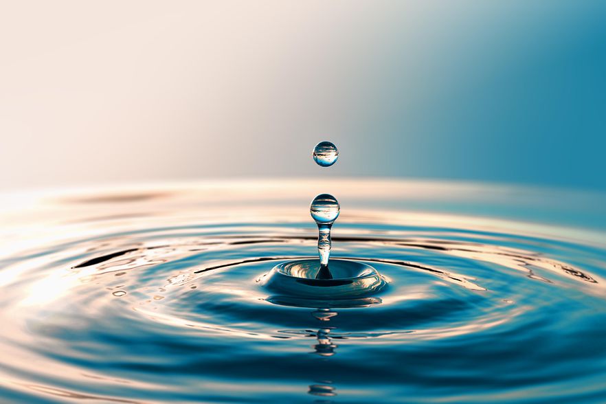 Wassertropfen treffen auf Wasseroberfl&auml;che