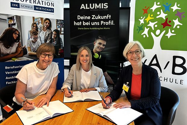 Unterzeichnung der Kooperation IHK-Schule-Wirtschaft bei ALUMIS