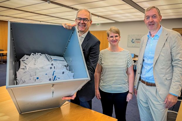 Stimmausz&auml;hlung der Vollversammlungswahl mit ge&ouml;ffneter Wahlurne