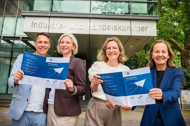 Pr&auml;sentation des Gr&uuml;ndungsreports Ostwestfalen 2025 vor dem IHK-Geb&auml;ude
