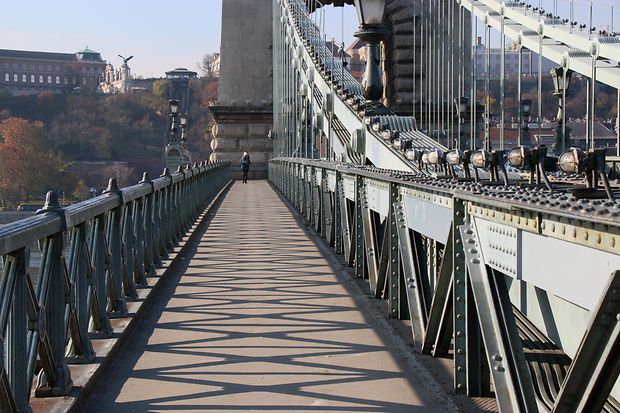 Ein Blick &uuml;ber die Kettenbr&uuml;cke in Budapest