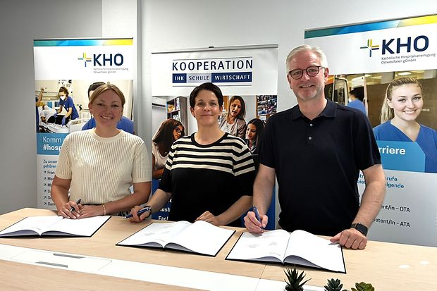Drei Personen unterzeichnen Kooperationsvereinbarung zwischen KHO und IHK