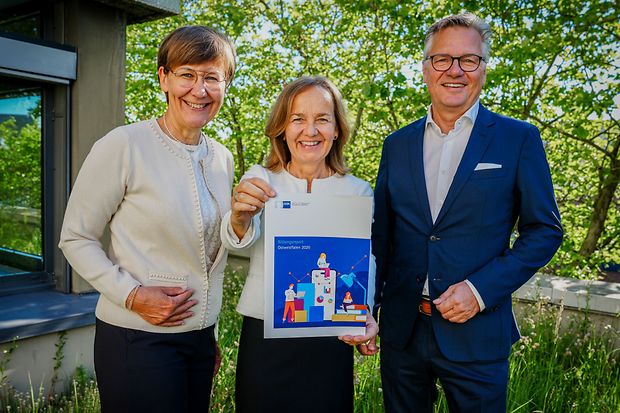 Drei Personen pr&auml;sentieren den Bildungsreport Ostwestfalen 2026.