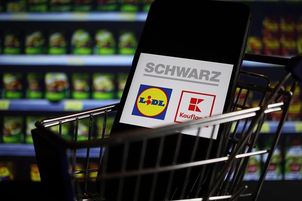 Nahaufnahme eine Handys mit Lidl-, Kaufland- und Schwarz-Logo