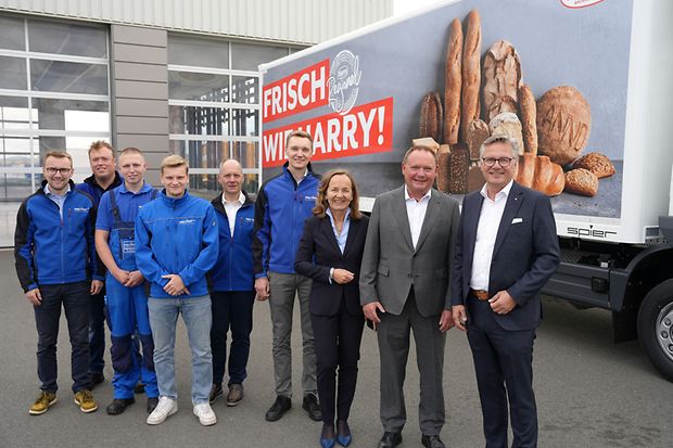 Gruppe vor B&auml;ckerei-Lkw auf dem Betriebsgel&auml;nde
