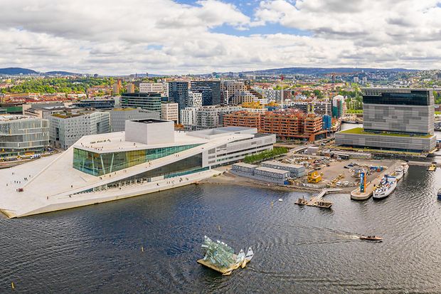 Blick auf Oslos Opernhaus am Wasser