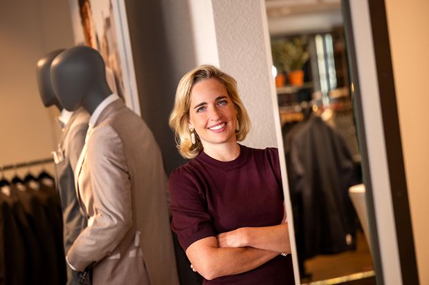 Junge Frau im Modegesch&auml;ft 